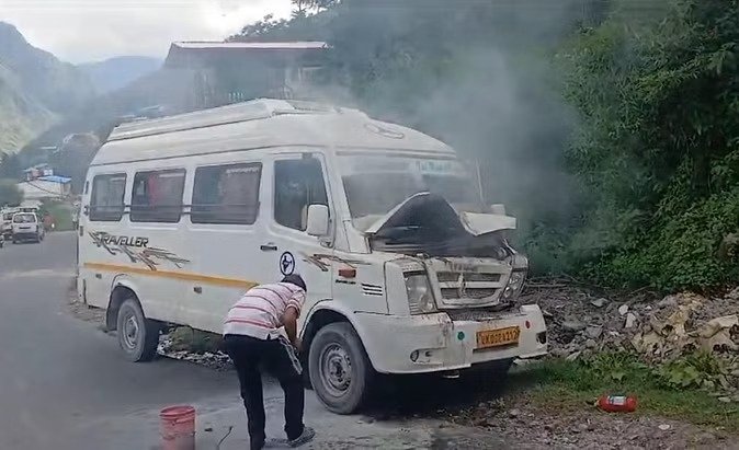 बदरीनाथ हाईवे पर टेम्पो ट्रैवलर में लगी आग, 15 श्रद्धालु सुरक्षित बचाए गए