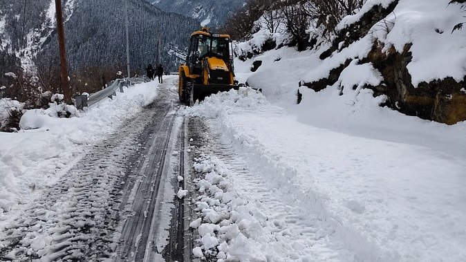 उत्तराखंड में बर्फबारी के कारण सुक्की टॉप से झाला-हर्षिल के बीच रास्ते में बर्फ, बीआरओ को आ रही समस्या